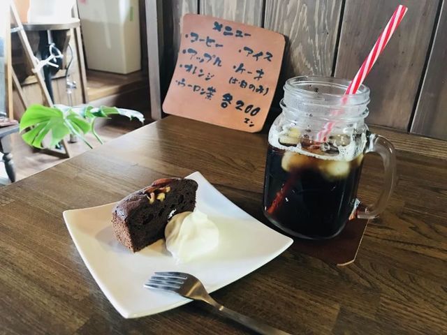 カフェスペースでゆっくりコーヒーでも!
週末は、手作りケーキもあります。_Locky LEATHER WORKS
