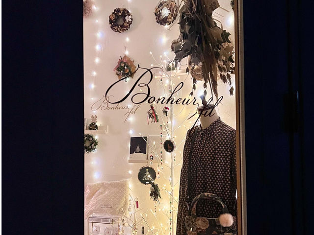店外から見たクリスマスディスプレイ_Bonheur Fil