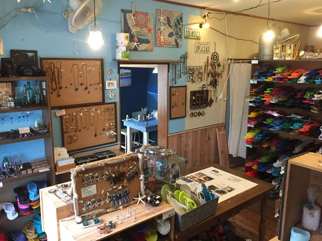 店舗内ではギョサンの販売とオリジナルのデコ付けもできます。_雑貨屋ラミ