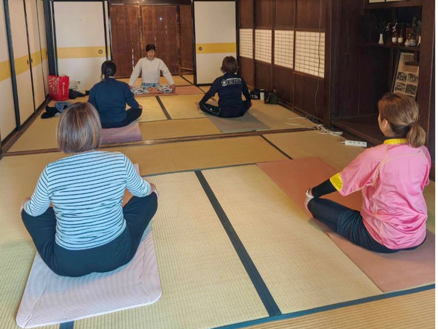 【御師のいえ古民家ヨガ】
歴史ある御師の家「大鴈丸家」での古民家ヨガ_Nipa Yoga〜富士山の麓でヨガ〜