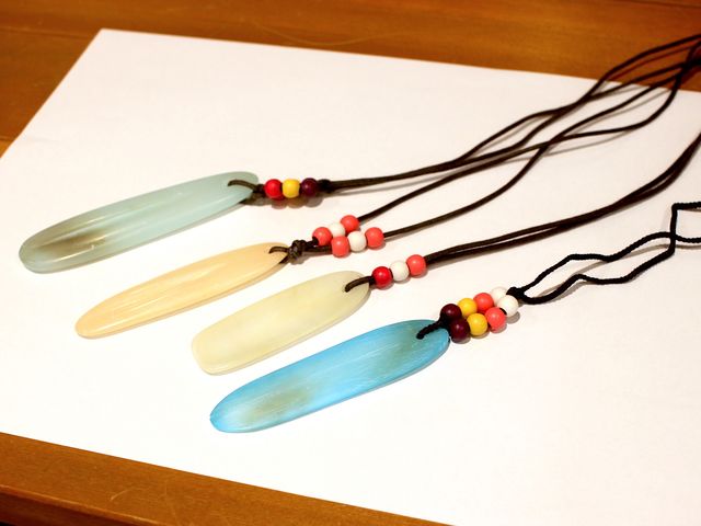 ひもを通して縄文垂飾りの完成_金津まちなかガイド