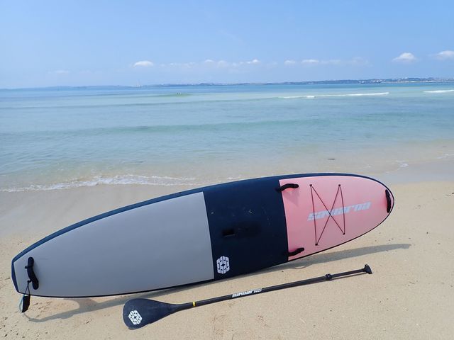 まずは浮力の大きい初心者向けのボードでチャレンジしてみて下さい。初めての方でも楽しめるように常に穏やかな海、安定したボードでアクティビティをお楽しみください。_ハレタオーシャンサポート