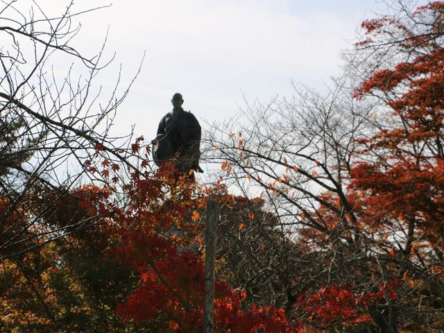 秋の蓮如銅像_蓮如の里吉崎