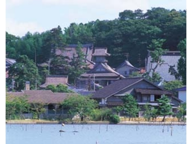 北潟湖から見た吉崎御坊_蓮如の里吉崎