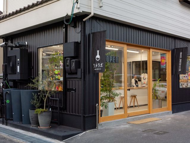 カフェのような雰囲気の中でゆったりと染物体験ができます。_ソメラボ カラフル染物体験