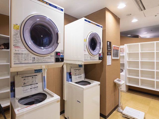 コインランドリー(洗濯300円、乾燥機30分100円)男子2台女子1台設置_露天風呂・大浴殿 アパスパ金沢駅前
