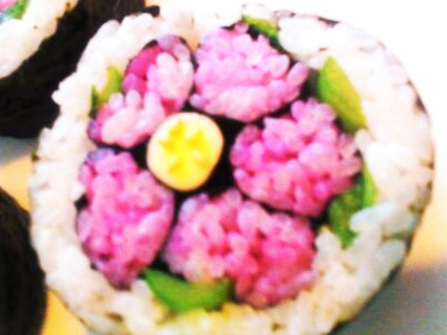 石狩市の花ハマナスをデザインしたデコ巻き寿司_アミーケ・インターナショナル株式会社