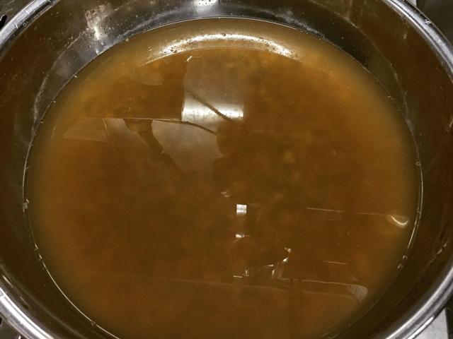Aやさしく丁寧に豆と豆が擦り合わさるようにすると、汚れや余分な物がどんどんと剥がれていきます。_こはくの天使
