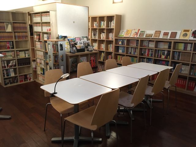 1Fのライブラリーではゆっくりと読書をお楽しみいただけます。体験やイベントも随時開催しています。_ブックギャラリー ぽこりっと