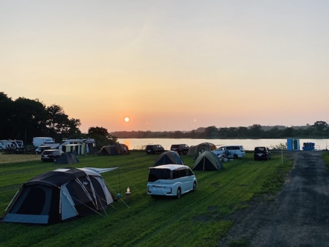 茨戸川に沈む夕日が絶景のキャンプ場です!_とれた小屋ふじい農場