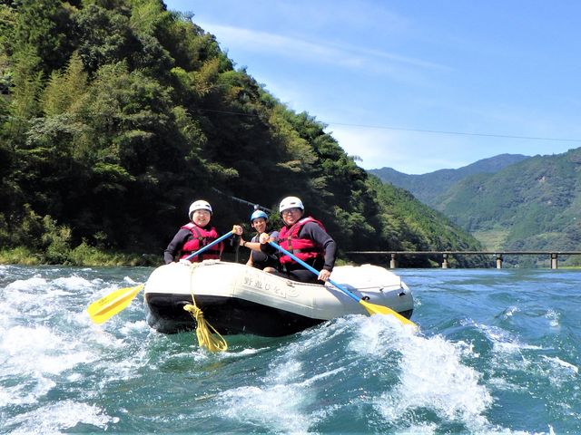 奇跡の清流と呼ばれる仁淀川でラフティングを体験していただけます。_スノーピークおち仁淀川キャンプフィールド
