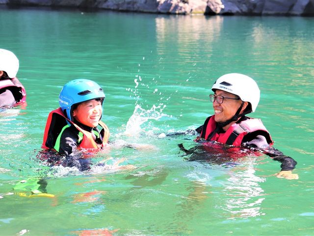 夏は川遊びもお楽しみいただけます。プールではなく自然河川ですので必ずライフジャケットをご持参ください_スノーピークおち仁淀川キャンプフィールド