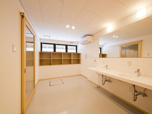 広々とした更衣室にはドライヤー完備_スノーピークおち仁淀川キャンプフィールド