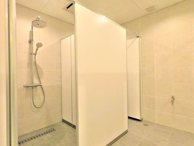 温水シャワー完備、男女ともに4基ございます_スノーピークおち仁淀川キャンプフィールド