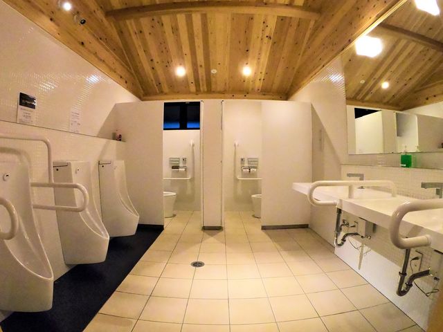 トイレはウォシュレット完備。
障がい者のトイレもございます。_スノーピークおち仁淀川キャンプフィールド
