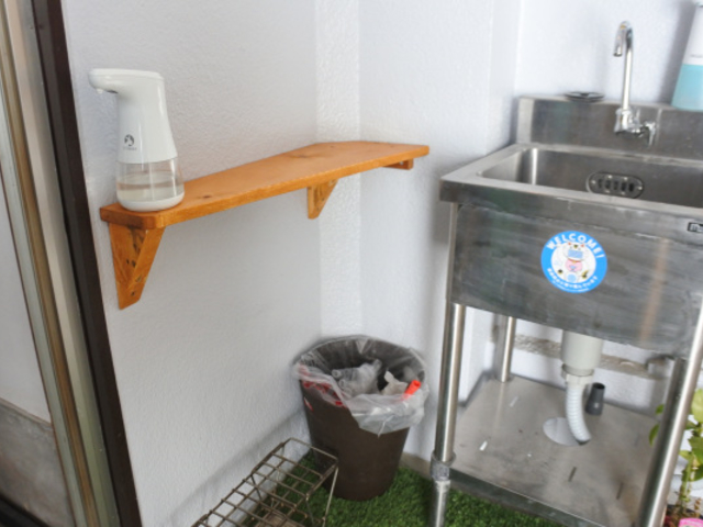 入口に手洗い場と消毒をご用意しております。_長崎ガラス細工ころころ