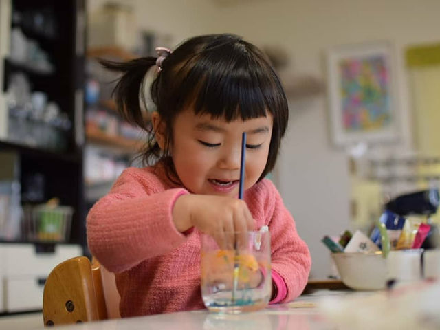 2歳の子どもも制作中〜_長崎ガラス細工ころころ