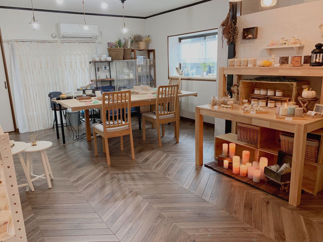 店内の雰囲気です。のんびり趣味の時間を楽しみましょう。_MAROS CANDLE