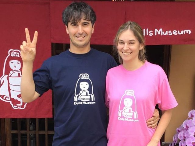 人形関連商品やミュージアムのロゴ入りオリジナルTシャツなど、お土産品も販売しています。_人形ミュージアム