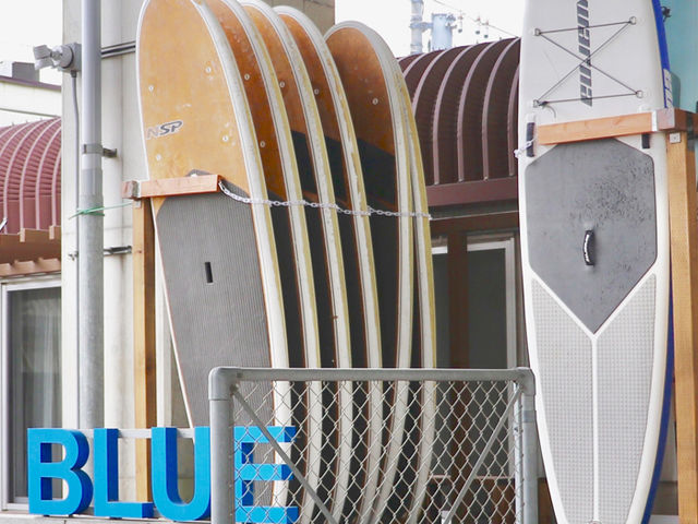 【SUP艇庫】
SUPプログラムではクラブから目の前に多摩川に移動いたします_BLUE TAMAGAWA OUTDOOR FITNESS