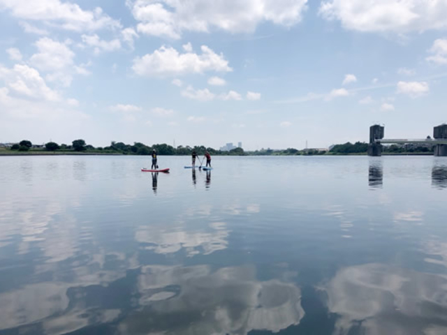 天候によっては、水面が鏡のようにつるつるになり、空を飛んでるような感覚になることも!_BLUE TAMAGAWA OUTDOOR FITNESS