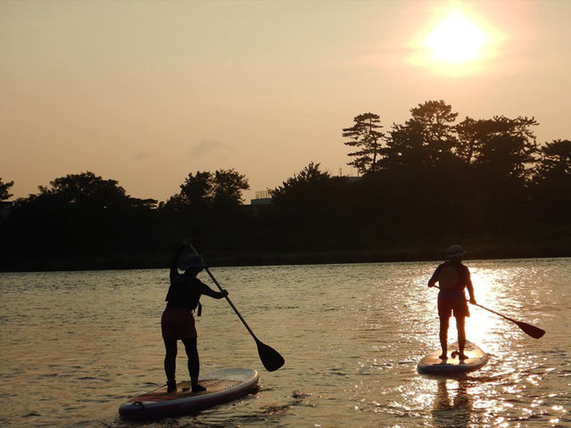 夏季限定でサンセットSUPクルージングツアーも開催!夕陽に抱かれながらの水上散歩は格別です!_BLUE TAMAGAWA OUTDOOR FITNESS