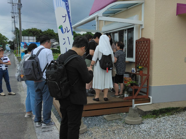 ブルーベリー園より徒歩2分で当園の無農薬栽培のブルーベリーを使用したオリジナルアイスやオリジナルスムージーなどご購入できます。_キッズ・ベリーガーデン