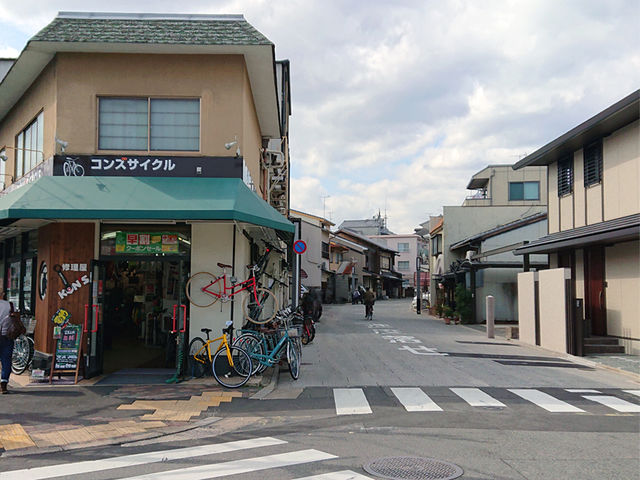 石畳風の「上七軒通り」を進んでいきます_アトリエ・はうる