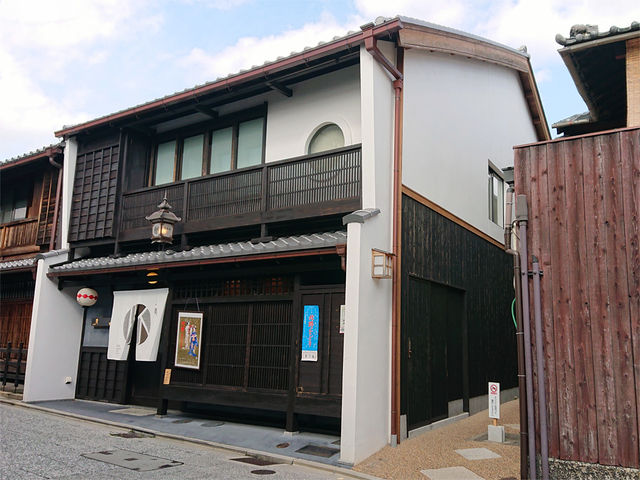 旅館「億」の脇にある細い路地に入ります_アトリエ・はうる