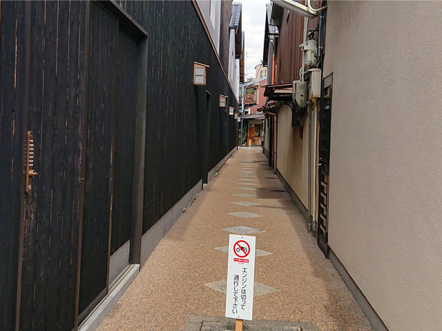 路地をまっすぐ奥まで進みます_アトリエ・はうる