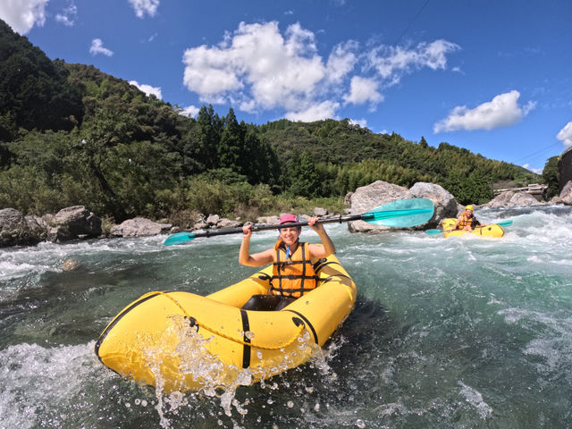 Niyodo Adventure
一人乗りのラフティングボートで楽しい川下り!_Niyodo Adventure