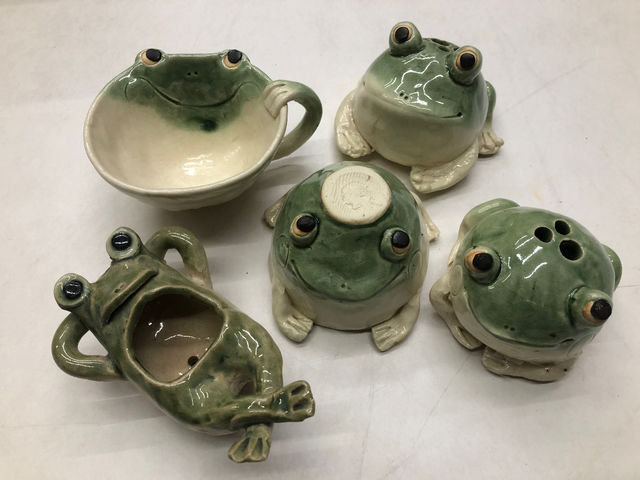 縁起物のカエル!カップ、一輪挿し、小物入れ、植木鉢、楽しみながら制作出来ます。_風越窯陶芸教室(広島)