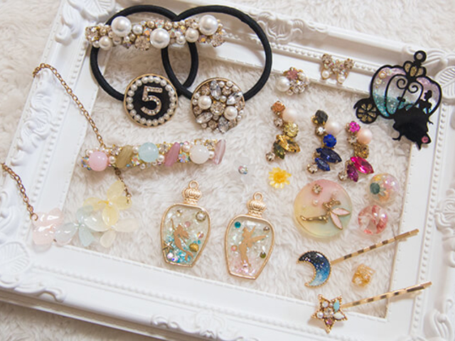 レジンやビジューを使った、たくさんのアイテム_レジン&アクセサリーレッスンサロン Lumiere