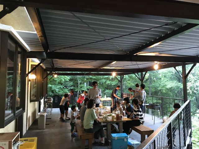 屋根付きデッキ(禁煙)で雨天もOK!_ペンション ハーモニー