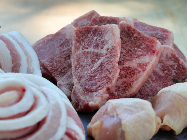 お肉は全て信州産の信州プレミアム牛、信州米豚、信州福味鶏です。一度食べてみてください。_ウィスラー・スカイベース・KOMORO