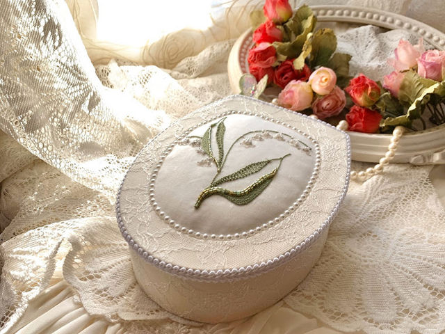 スズランの刺繍のためのオーバル変形蝶番のボックス◇カルトナージュ・リュネビル刺繍_INES Freude...etwas neues