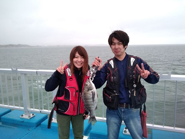 カップルで仲良く♪_新地町 海釣り公園