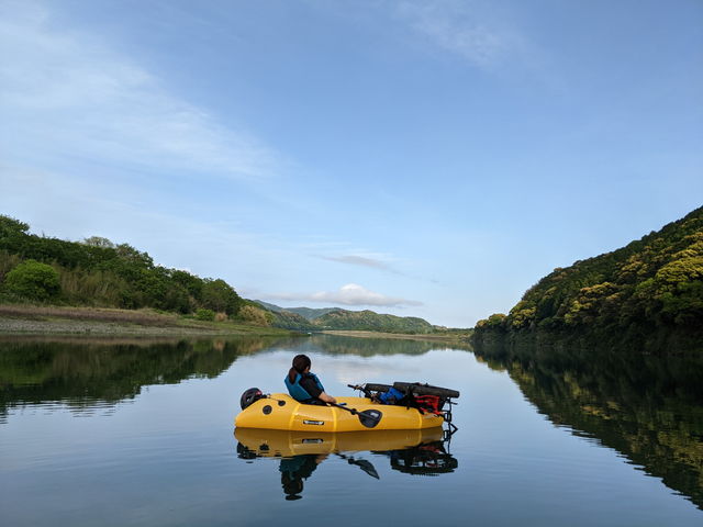 流れが無い箇所は漕ぐのが大変ですが、鏡のように映る景色は良いものです。_オケラアドベンチャーズ四万十