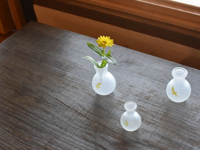 小鳥をあしらった一輪挿し。子供が摘んでくる小さなお花が似合います。_YANEURA