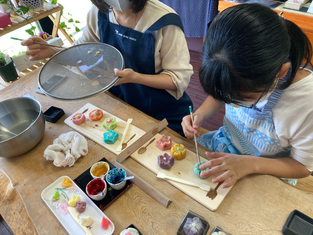 お母さんと一緒にお菓子作りです。
桔梗と撫子を作ってます。
楽しそうです。_みのり庵 和み