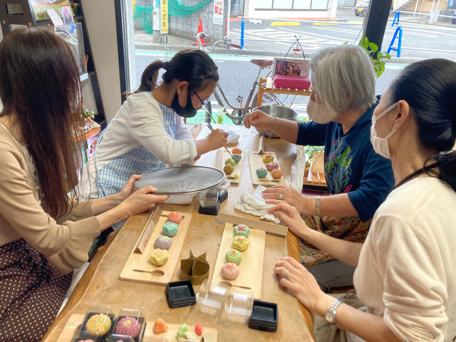親子3代にて和菓子作り体験です。
おばあちゃんのお誕生日のサプライズ
プレゼントです。_みのり庵 和み