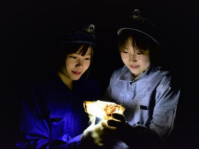 大きな結晶の大理石はライトを当てるときれいに光ります。_秋吉台アドベンチャーツアーズ