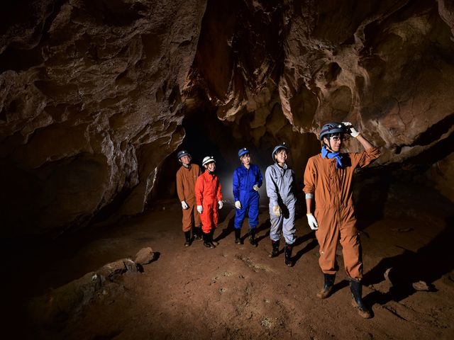 暗く足元がおぼつかない地底の世界ではチームワークが大事です。_秋吉台アドベンチャーツアーズ