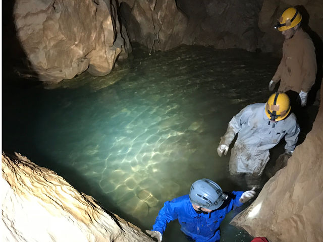 冷た〜い(9〜12℃)地底湖を横断します!_秋吉台アドベンチャーツアーズ