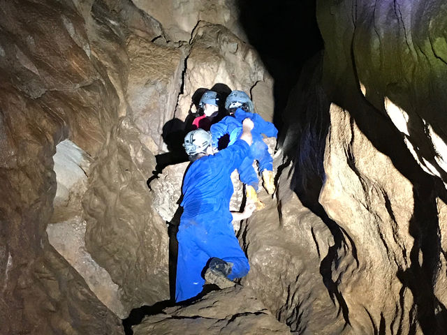 ロッククライミング!お子様もガイドが完全サポートしますので安心してご参加ください。_秋吉台アドベンチャーツアーズ