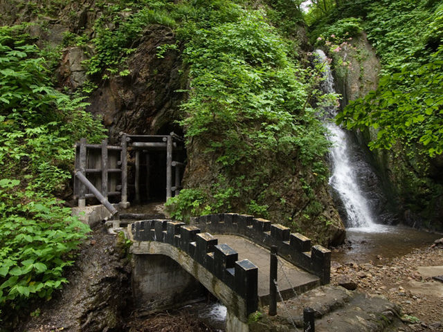 徒歩10分 旧洞窟風呂と滝_元湯 夏油