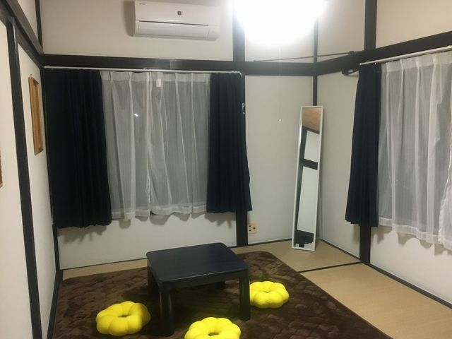 館内は白と黒のシンプルなデザインで、部屋ごとにアクセントカラーのクッションでおくつろぎいただけます。_オアシス和田浦