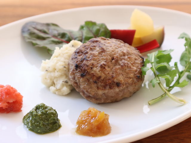 猪と鹿のお肉で作る「奥山育ちのハンバーグステーキ-3色のバリエ-」当店の一番人気。_cafe&bistro 木の根 に萌す。