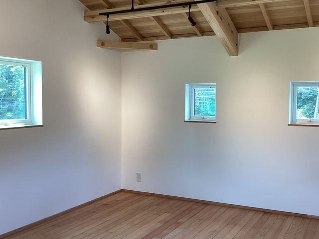 2階、ワークショップスペースです。杉の天井、松の床、檜の柱、漆喰の壁。木の香りが気持ち良い空間です。_noconocoya