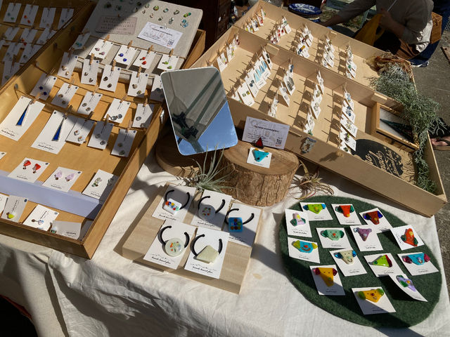 工房の一角では店主が制作したアクセサリーなども販売しています♪_hamade stainedglass ハメイドステンドグラス